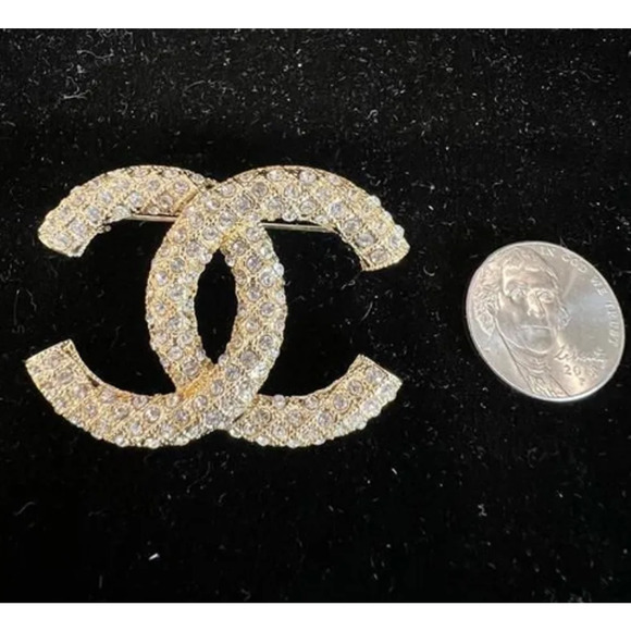 Chanel Gold and Crystal Interlocking CC Brooch Autumn/Pre-Fall 2022 (CCXX025) - Picture 4 of 5